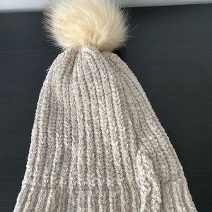 Beige Tuque with Pompom